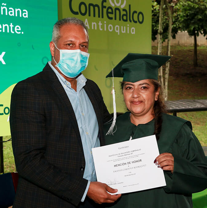 Comfenalco Antioquia graduó a 200 bachilleres extraedad 