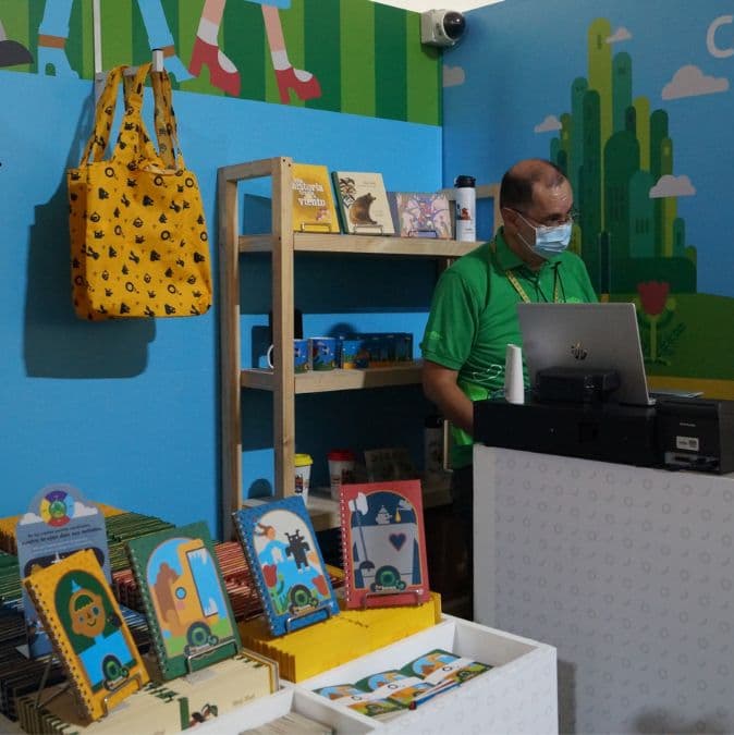 Antójate de los productos inspirados en el arte y la cultura disponibles en nuestra Vitrina Cultural