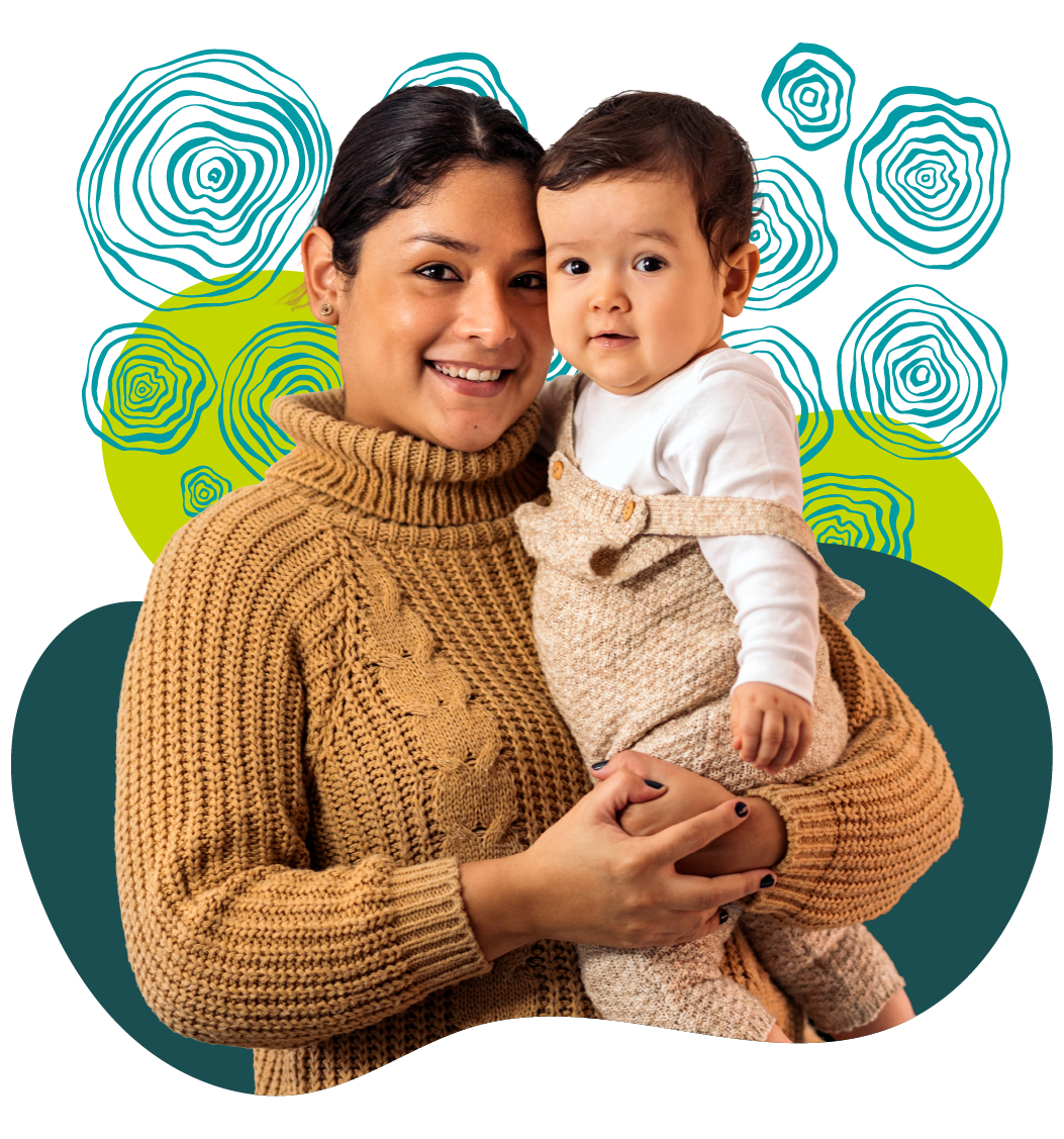 Mujer cargando un bebé y sonriendo