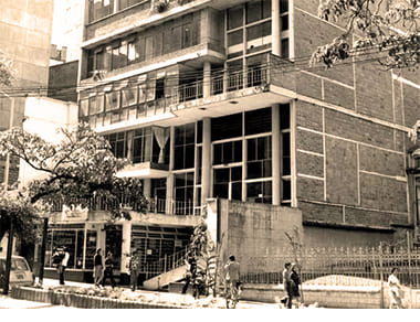  Club Comfenalco Antioquia La Playa 
En 1975 se aprueba la compra de un edificio a la Sociedad Anónima Club de profesionales de Medellín, hoy 
Club Comfenalco Antioquia La Playa, donde se puso en funcionamiento el primer centro de recreación y cultura de la Caja. 