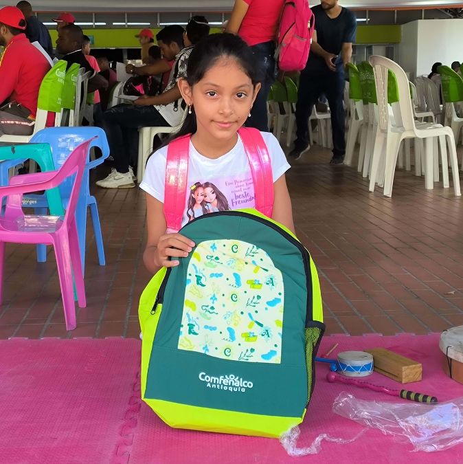 Comfenalco Antioquia entregó 4.500 kits escolares en Urabá