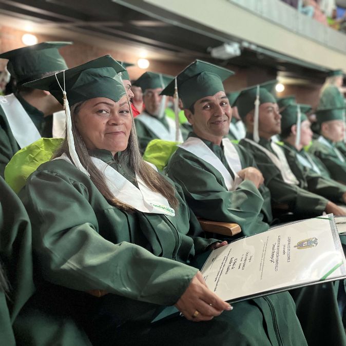 Más de 270 personas extraedad se graduaron de primaria y bachillerato con Comfenalco Antioquia este año