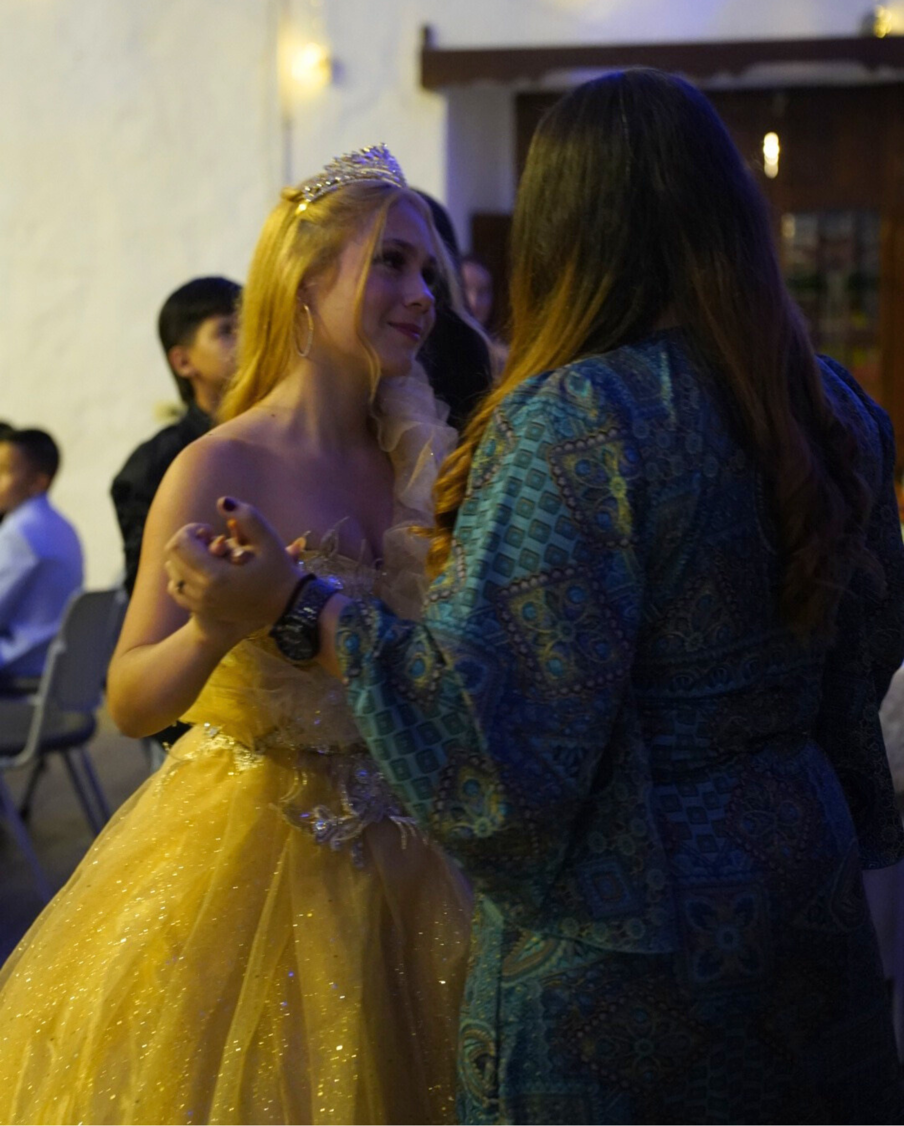 Comfenalco Antioquia hace realidad el sueño de 100 quinceañeras en 2024