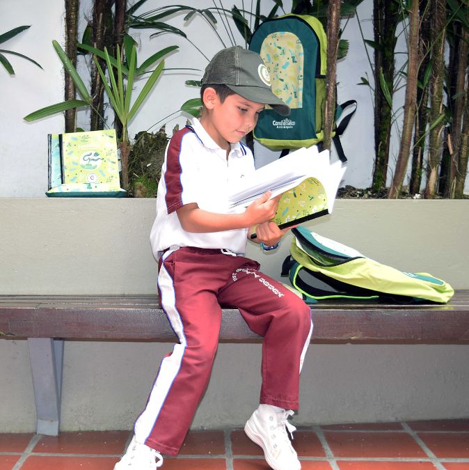Comfenalco Antioquia recorrió los 23 municipios del Oriente para entregar 2.500 kits escolares