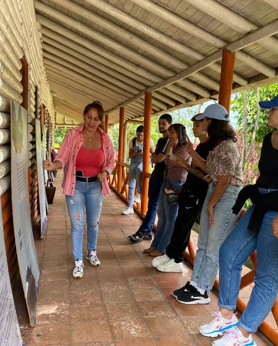 Nueva ruta turística resalta la resiliencia e historia de la comuna 8 de Medellín